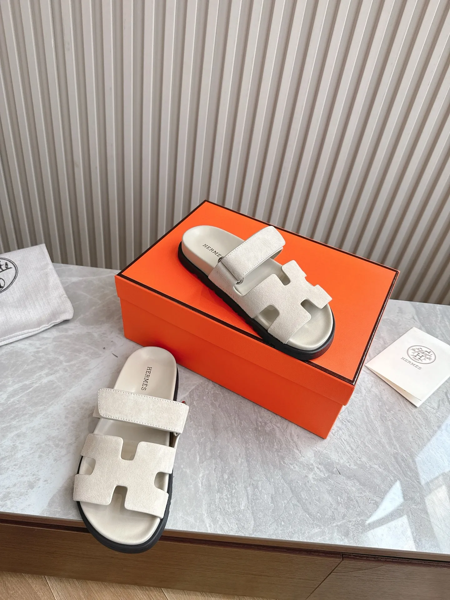 p480🐮🐮Couple model (top version) H family 2024 spring and summer new style HERMES Hermes' recently popular couple model pig nose angle sandals and slippers, paired with various colorful socks, popular. Upper: imported original deerskin (the genuine leather edging is not ordinary super migration). Lining: imported genuine leather. Outsole: Tpu non-slip and wear-resistant outsole. Size: Female 35-42 (40/42 non-returnable and non-exchangeable) Male size: 39-45 (45 non-refundable and non-exchangeable)